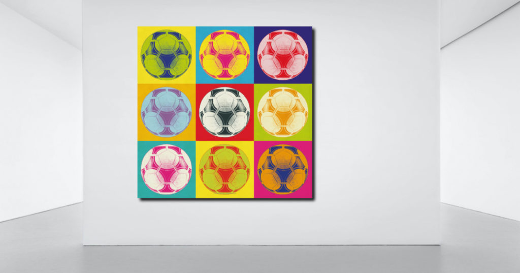 Poster mit Fußbällen im Pop-Art-Stil an einer Wand